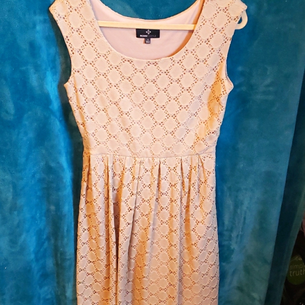 RONNI NICOLE size 8 beige colored round neck sleevless midi dress
